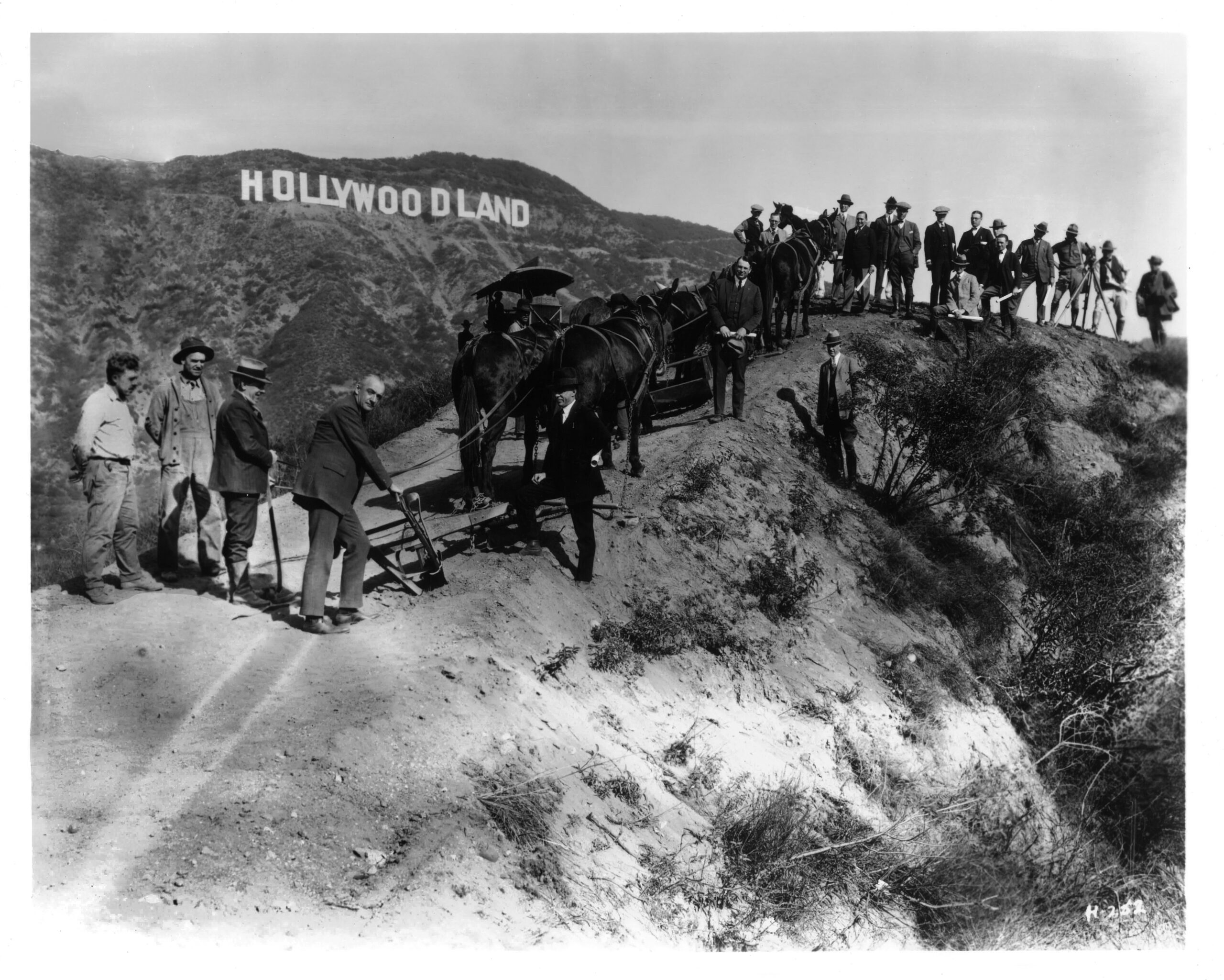 Op-Ed: The Hollywood sign is a public treasure, and no one should